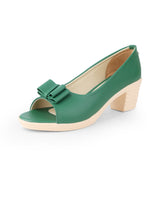 Ladies green shoes  08611
