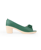 Ladies green shoes  08611