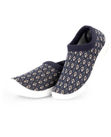 Ladies walking black shoes 208038